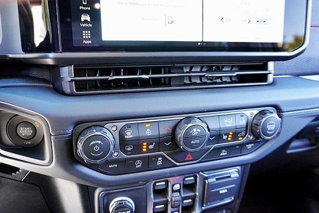 New 2026 Bright White Clear-Coat Exterior Paint Jeep Rubicon image 31