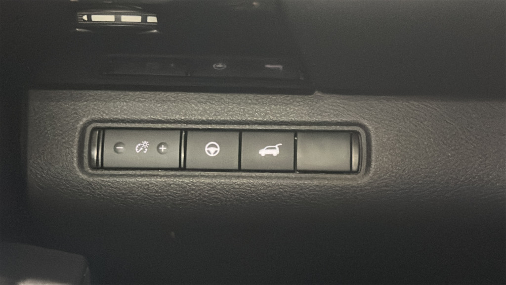 Used 2025 Glacier White Nissan SV image 19