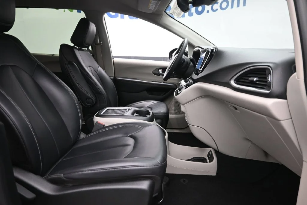 Used 2024 Black Chrysler Touring L image 9