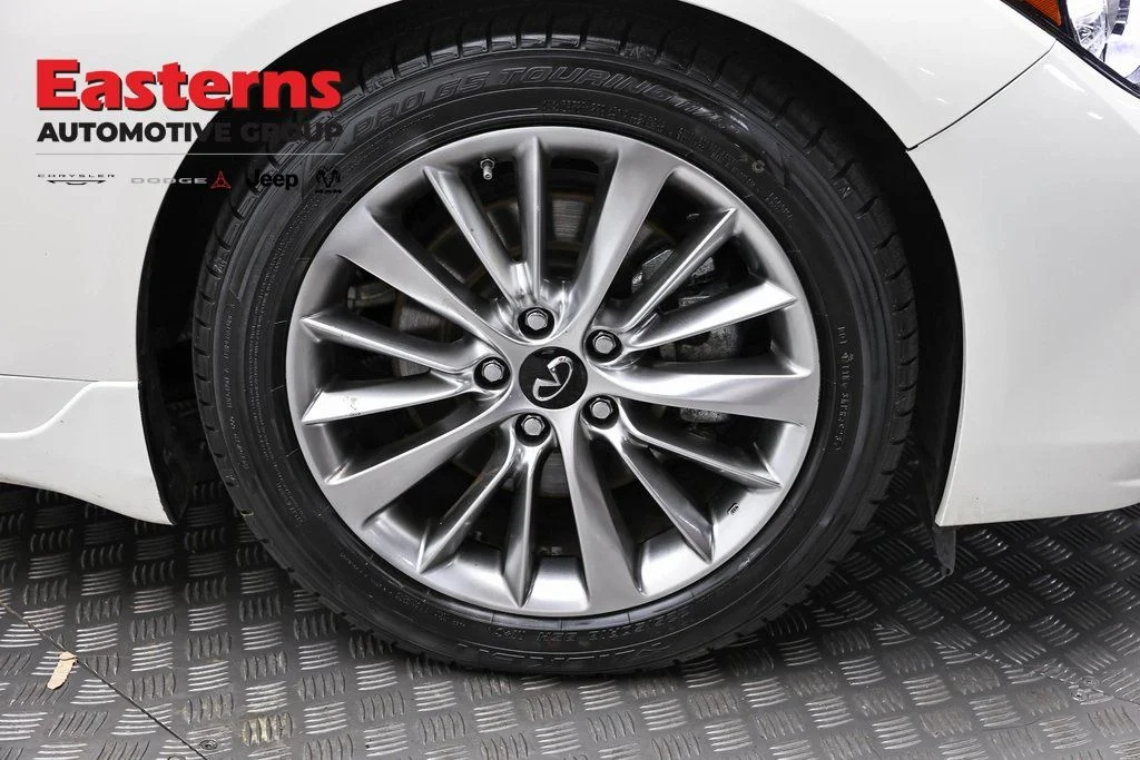 Used 2023 White INFINITI LUXE image 34