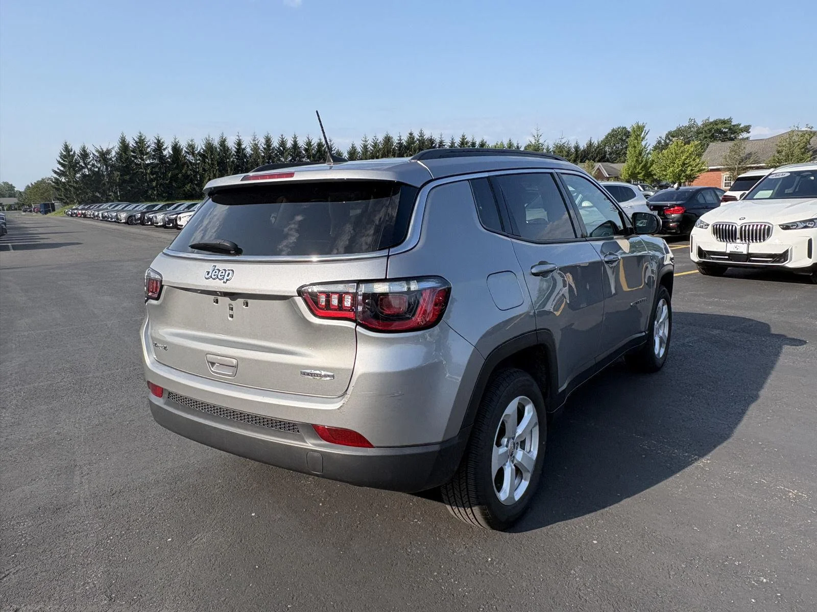 Used 2021 Billet Silver Metallic Clearcoat Jeep Latitude image 5