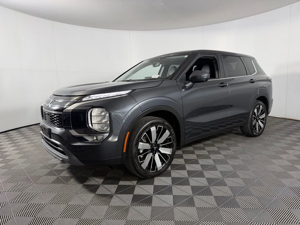 Certified Used 2025 Gray Mitsubishi SE image 3