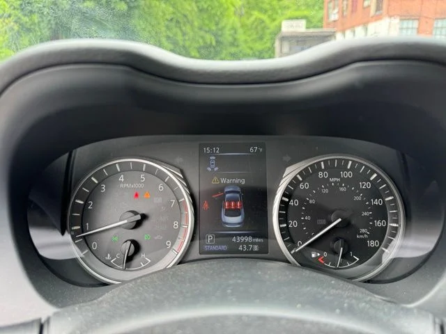 Used 2023 White INFINITI LUXE image 19