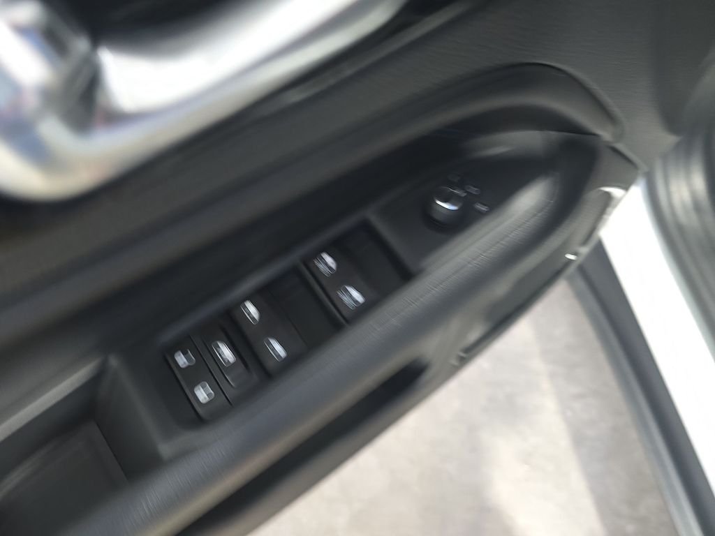 New 2026 Bright White Clearcoat Jeep Latitude image 13