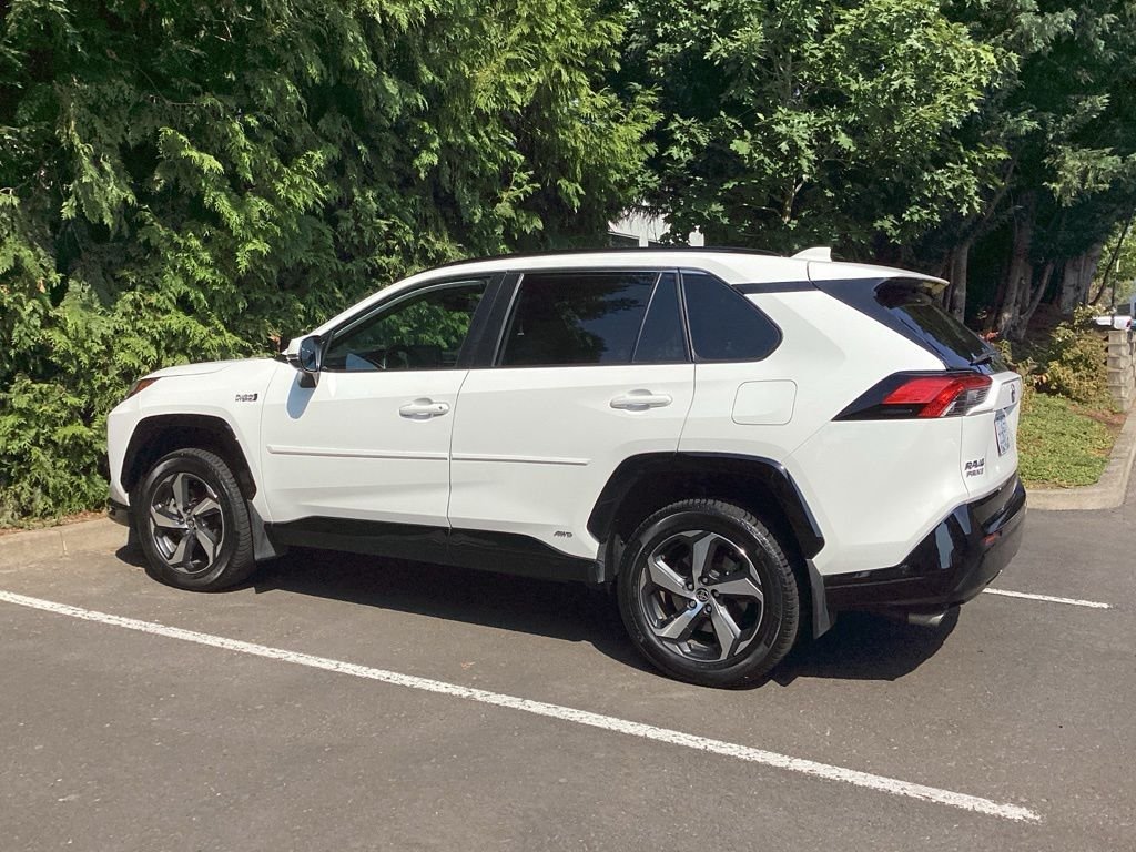 Used 2022 White Toyota SE image 9