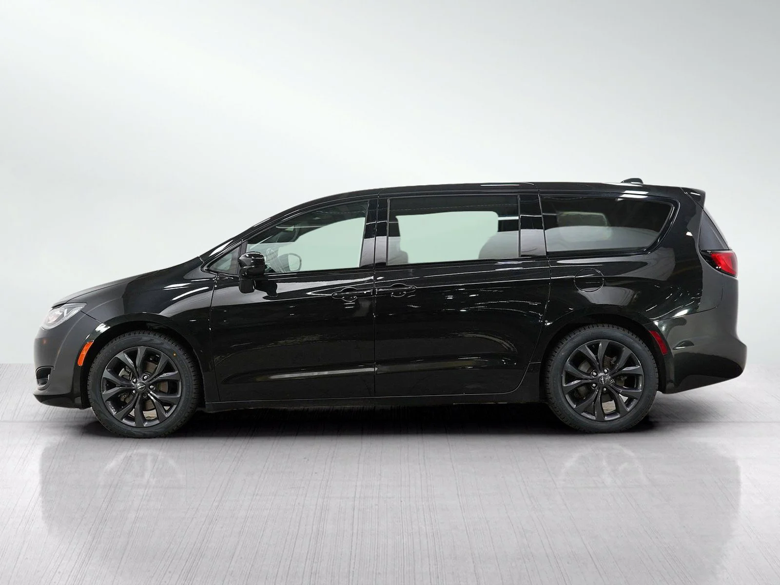 Used 2019 Chrysler Pacifica Touring Plus with VIN 2C4RC1FG5KR653070 for sale in Hopkins, Minnesota