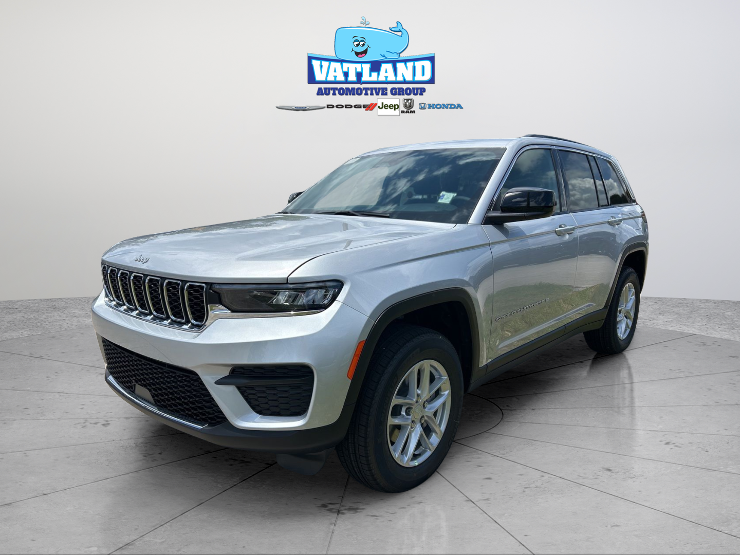 New 2026 Silver Zynith Exterior Paint Jeep Laredo image 20