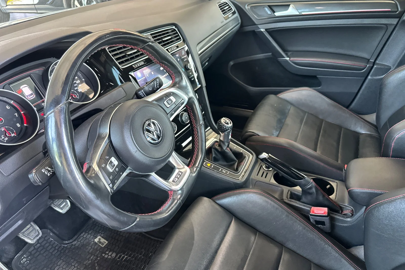 Used 2019 White Volkswagen Rabbit Edition image 10