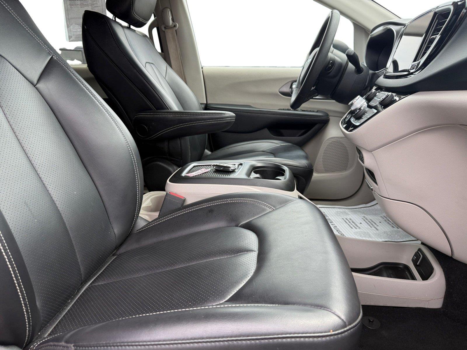 Used 2023 Brilliant Black Crystal Pearlcoat Chrysler Touring L image 16