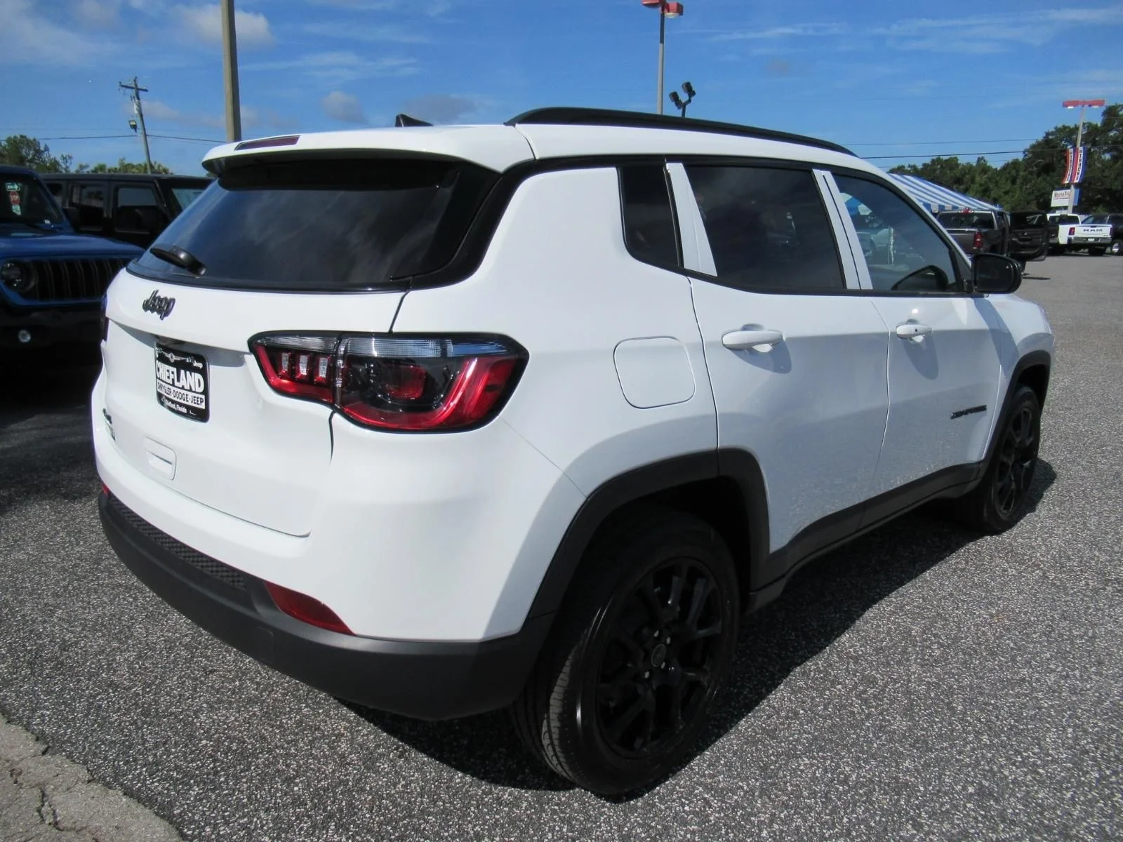 New 2026 Bright White Clearcoat Jeep Latitude Altitude image 7