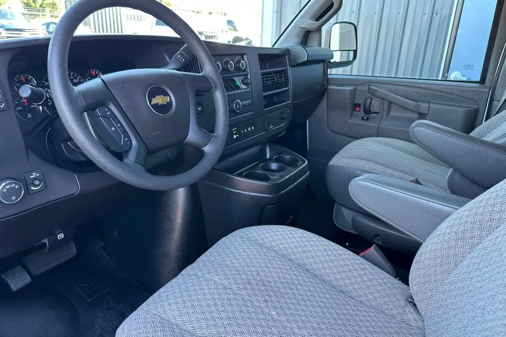 2024 Chevrolet Express Passenger LT - Photo 10