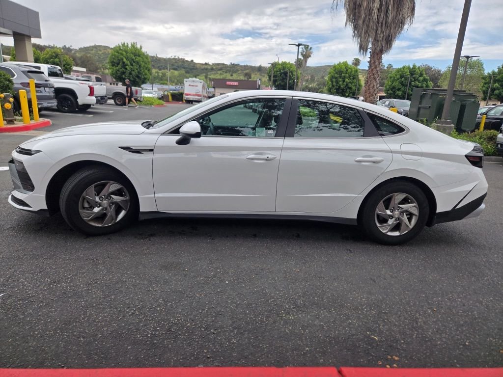 Used 2025 White Hyundai SE image 5
