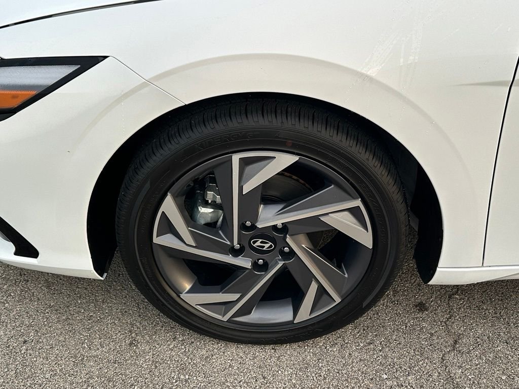 2026 Hyundai Elantra Limited - Photo 9