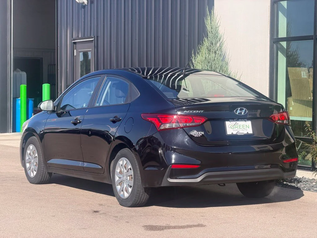 Used 2018 Black Hyundai SE image 3
