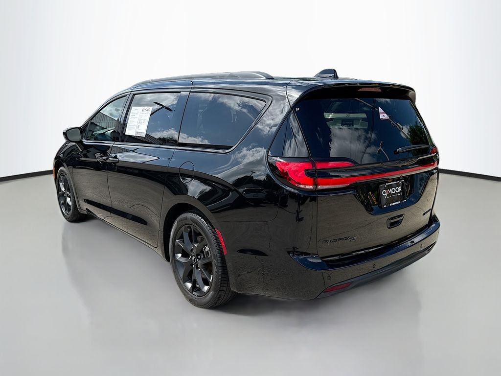 Certified Used 2025 Diamond Black Crystal Pearlcoat Chrysler Limited image 6