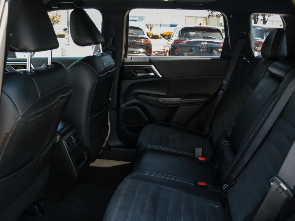 Used 2024 Black Diamond Mitsubishi SE Black Edition w/Pano Roof image 20