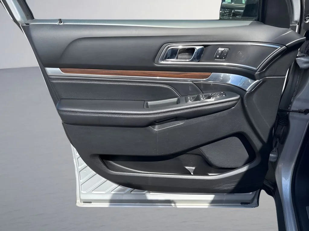 Used 2017 Silver Ford Limited image 28