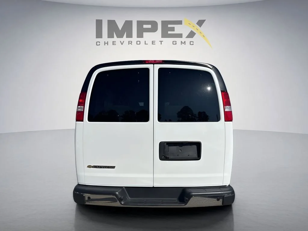 Used 2025 Summit White Chevrolet 1LT image 3
