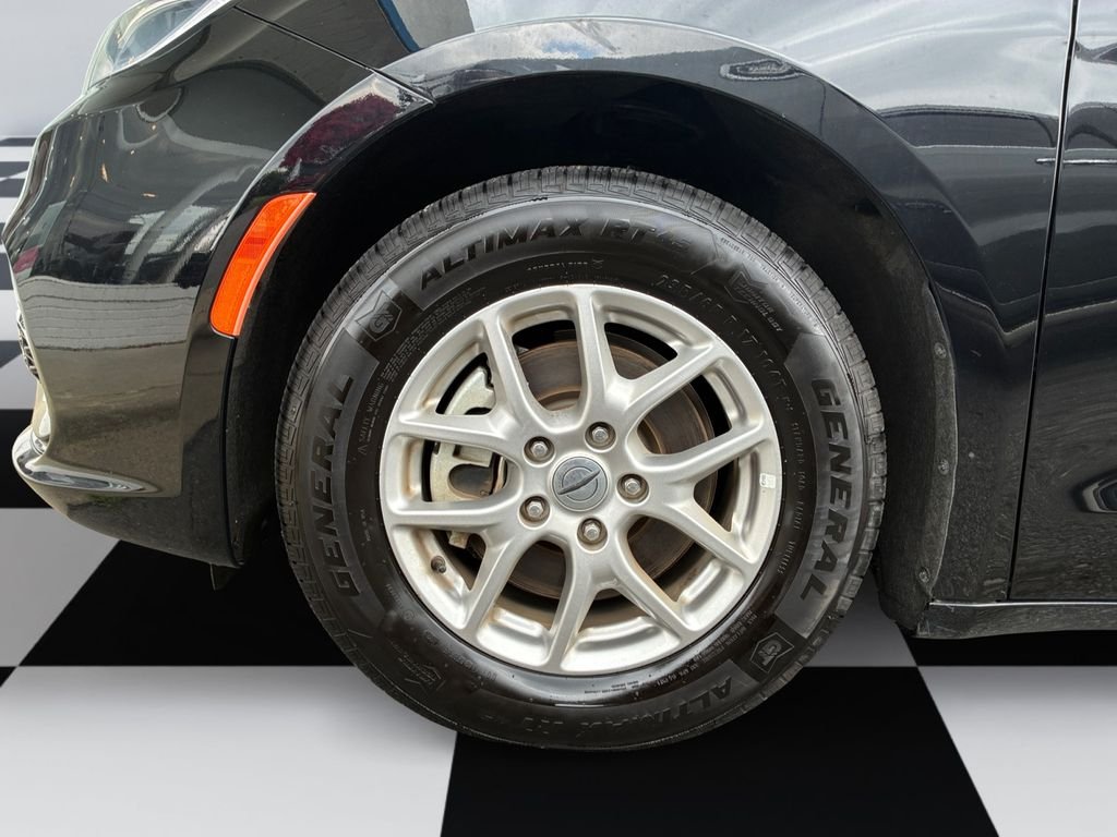 Used 2024 Black Chrysler Touring L image 14