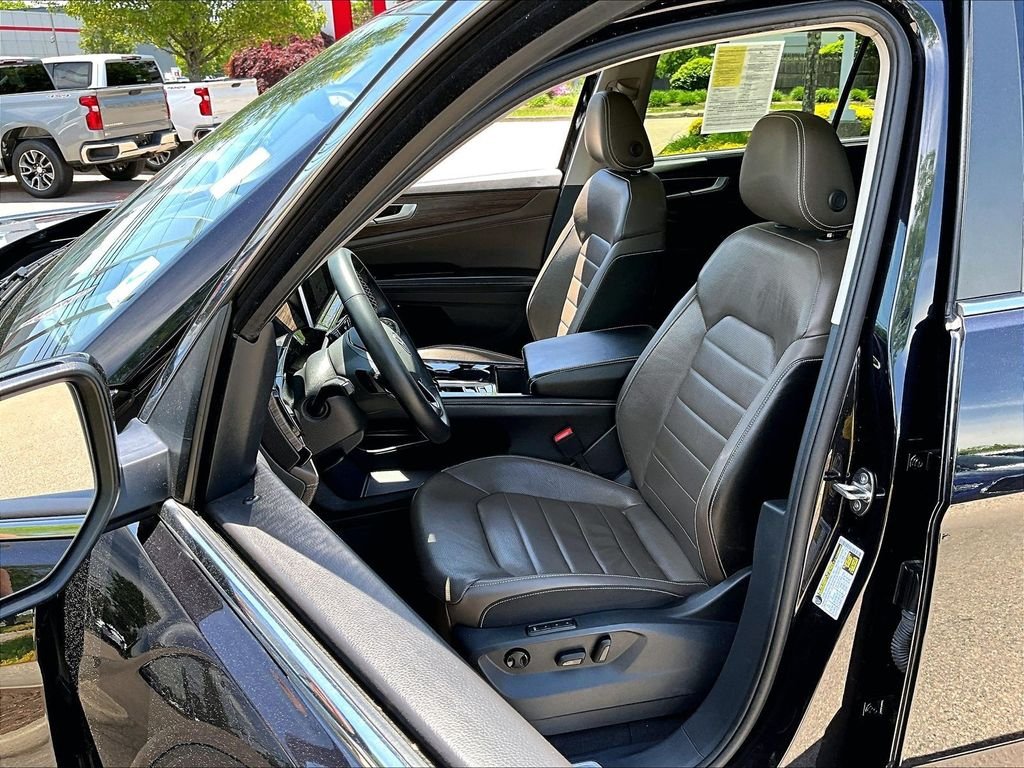 Used 2024 Black Volkswagen 2.0T SEL image 10
