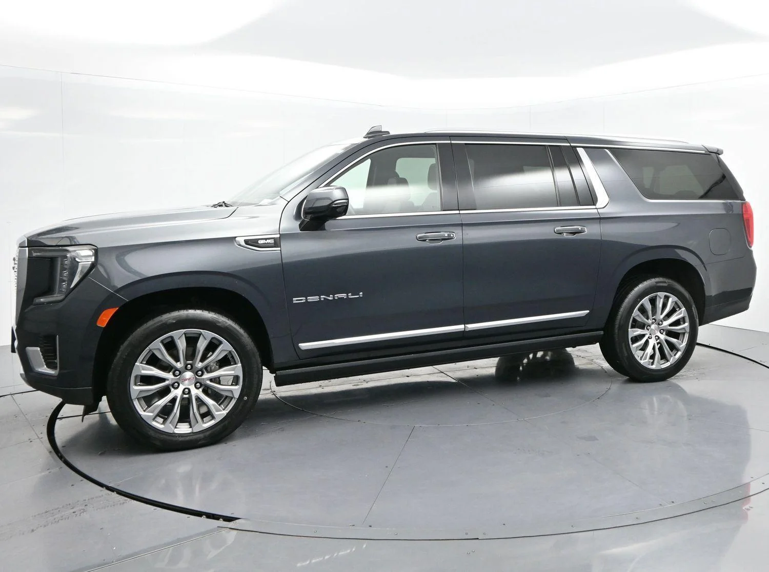 Used 2021 Hunter Metallic GMC Denali image 4