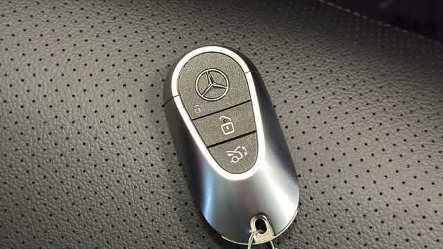 Used 2025 Polar White Mercedes-Benz GLC 350e image 37