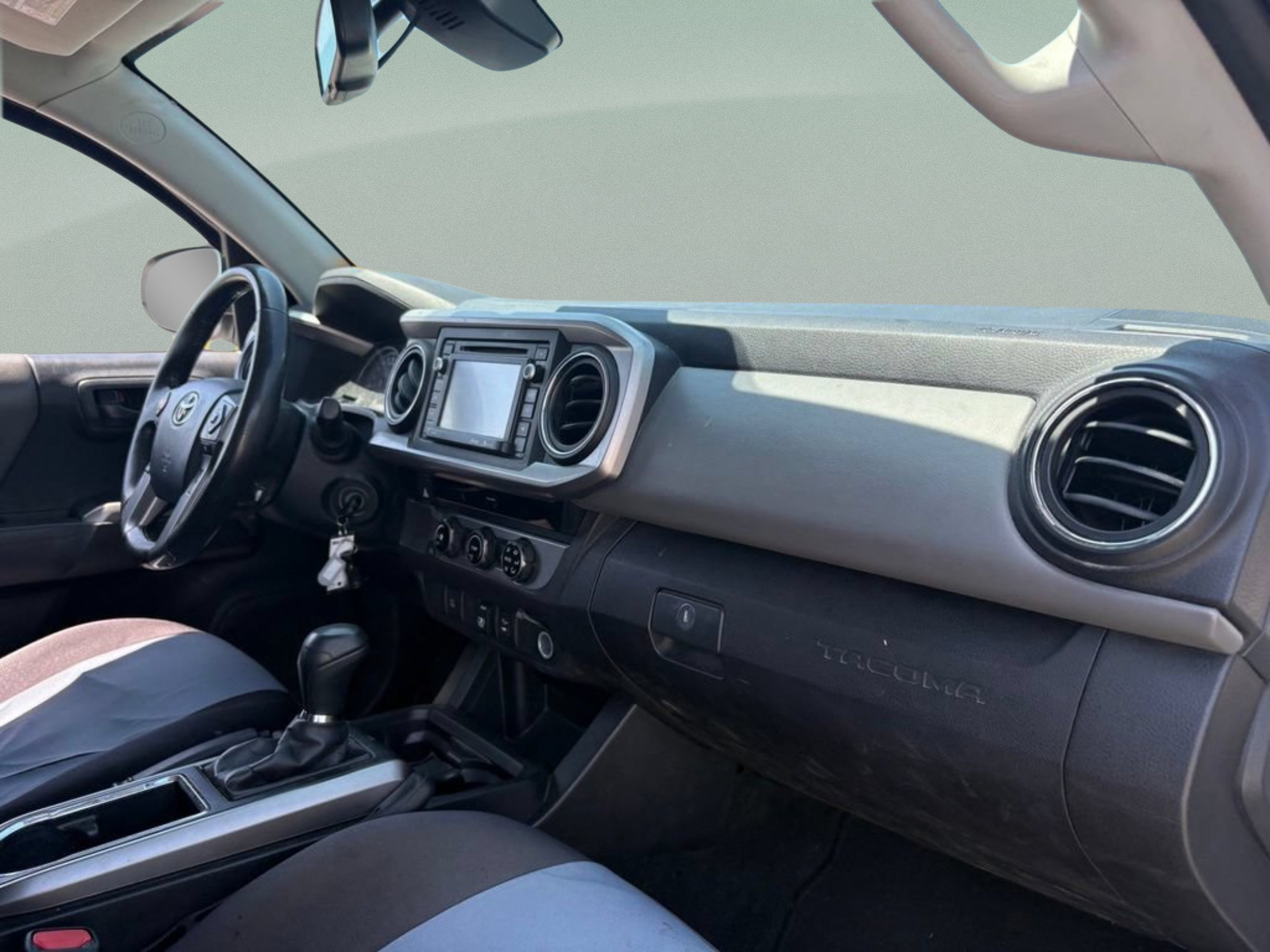 Used 2018 Super White Toyota SR5 image 24