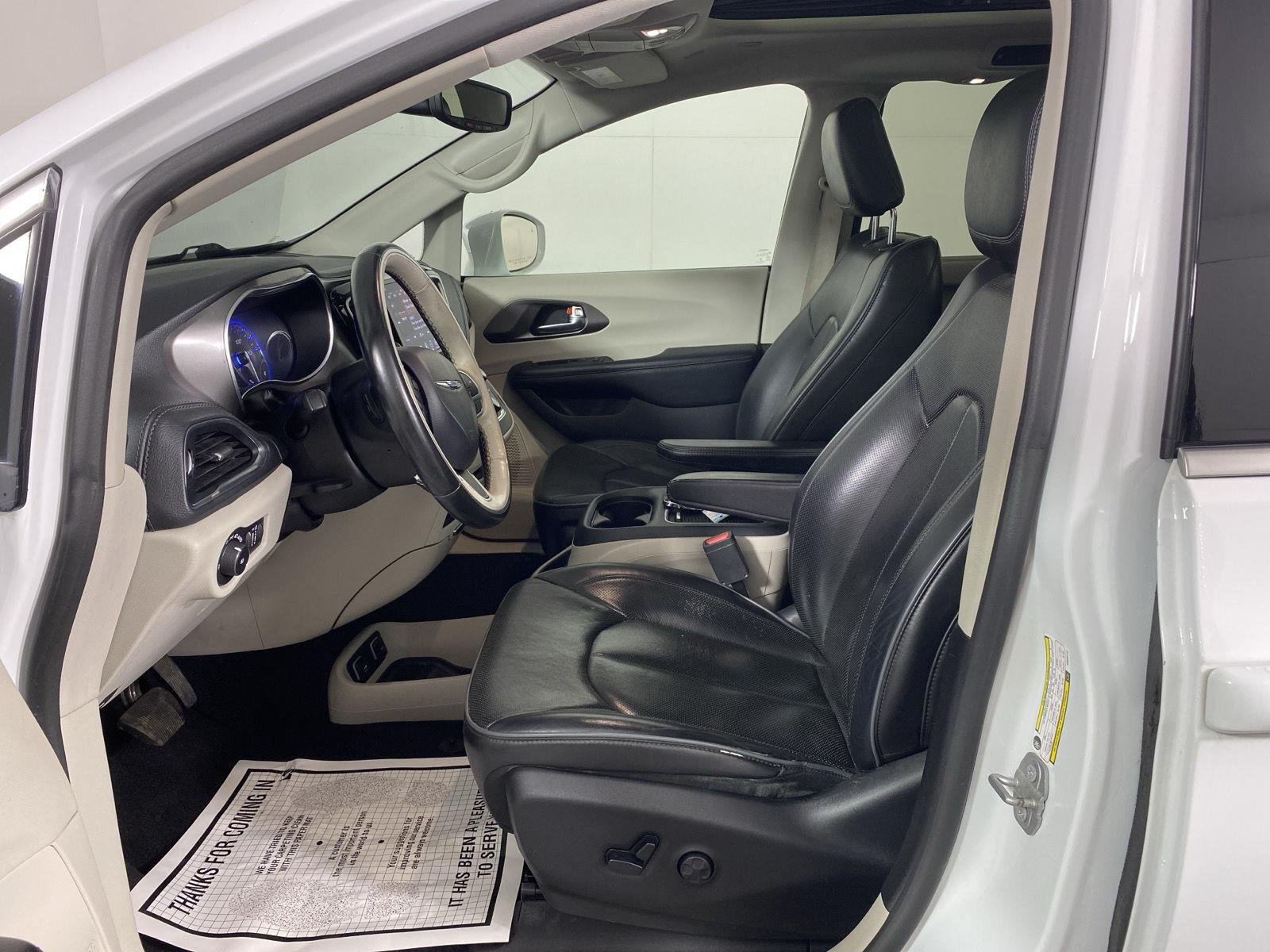 Used 2019 Bright White Clearcoat Chrysler Limited image 10