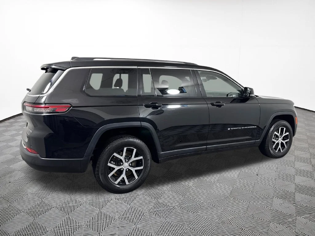 Used 2023 Diamond Black Jeep Limited image 9