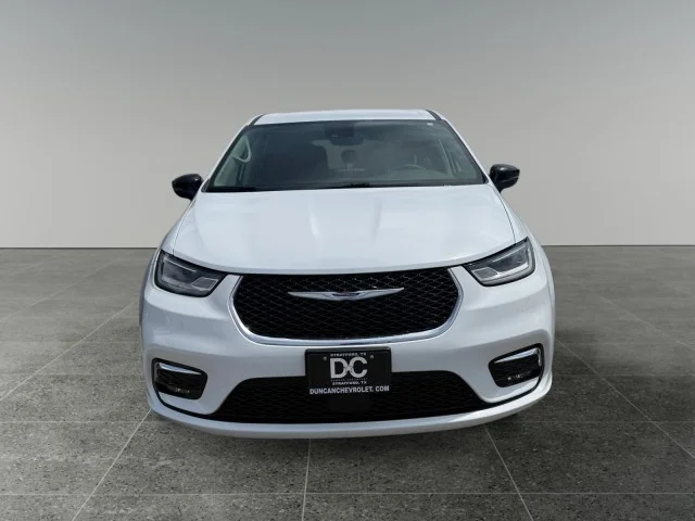 Used 2024  Chrysler  image 6