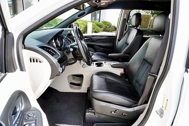 Used 2018 White Dodge SXT image 13