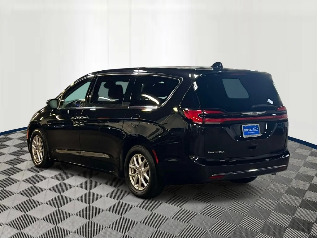 Used 2023 Black Chrysler Touring L image 4