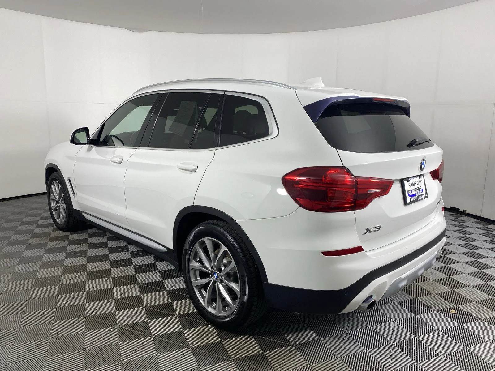 Used 2018 Alpine White BMW xDrive30i image 13