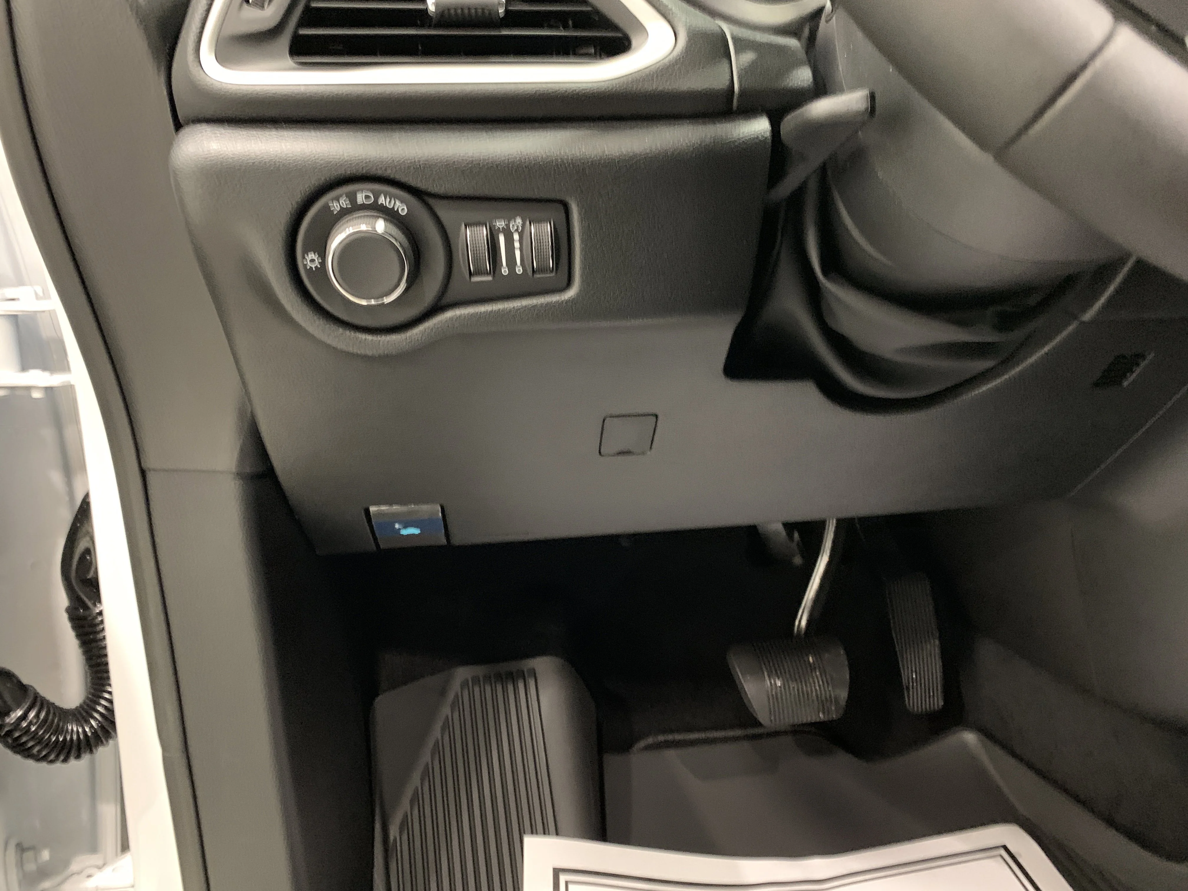 New 2026 Bright White Chrysler SXT image 16