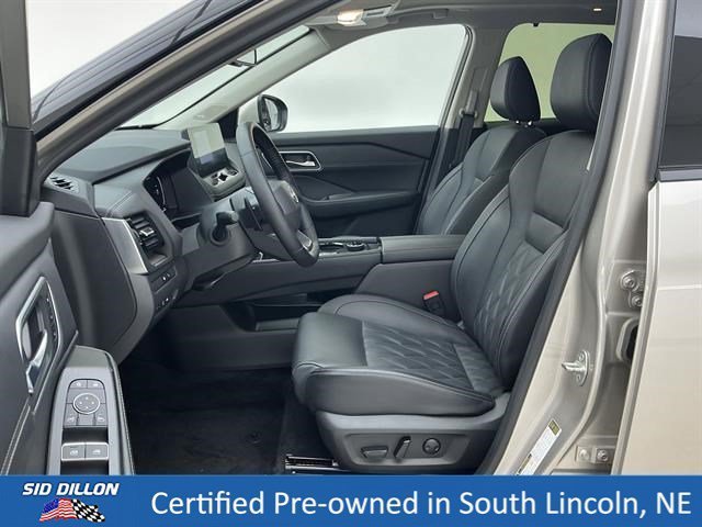 Used 2025 Champagne Silver Metallic Nissan Platinum image 17