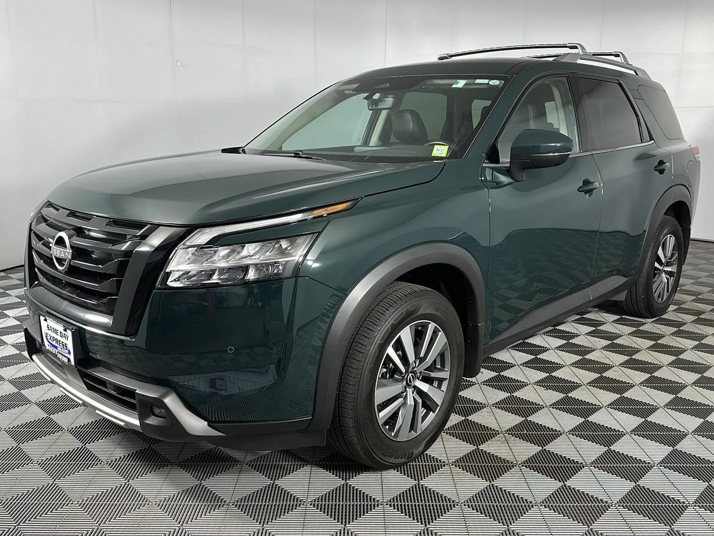 Used 2024 Obsidian Green Pearl Nissan SL image 3