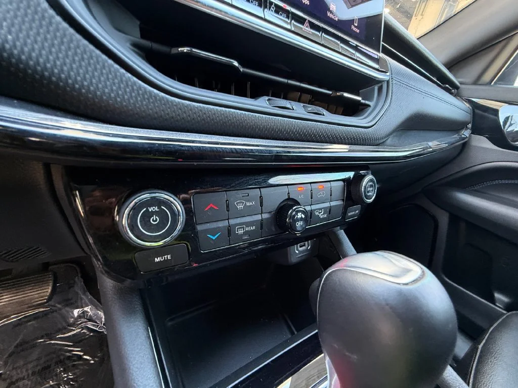 Used 2026 White Jeep Latitude image 23