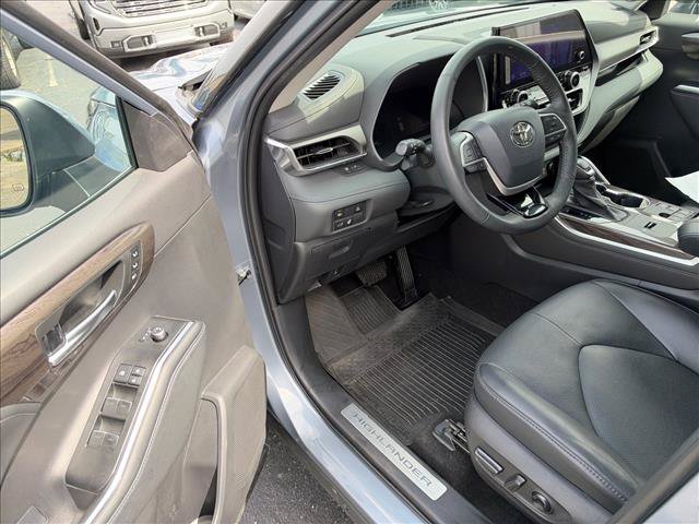 Used 2023  Toyota Limited image 15