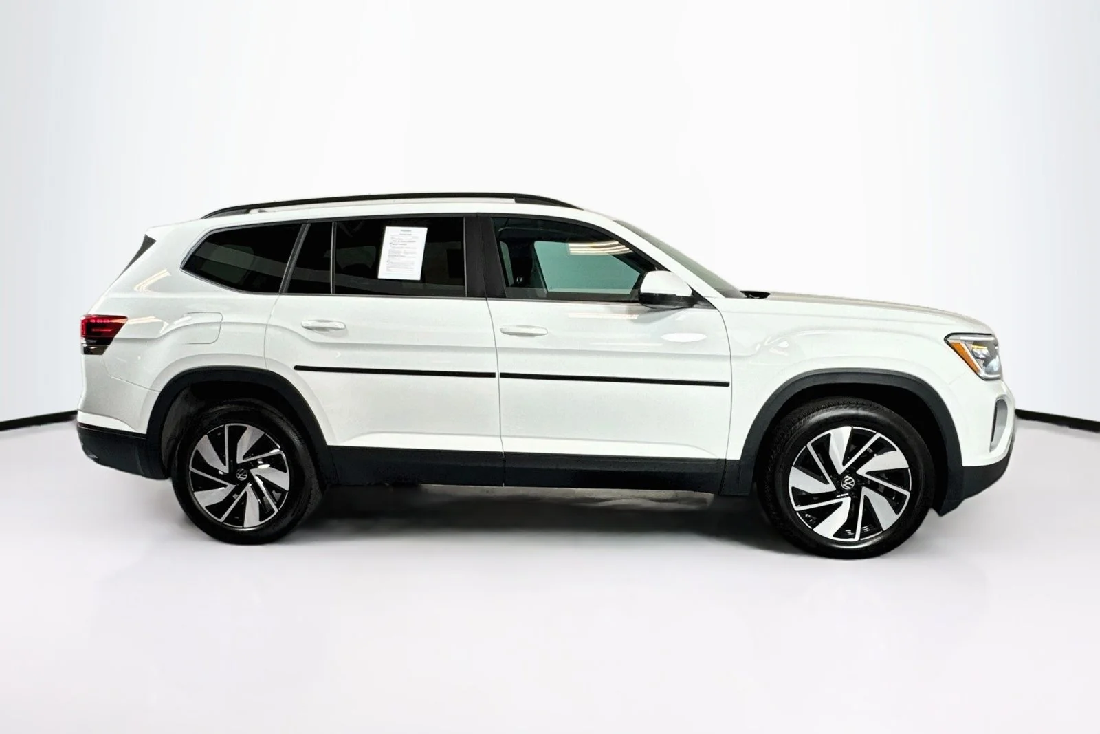 Used 2025 Pure White Volkswagen 2.0T SE w/Technology image 4