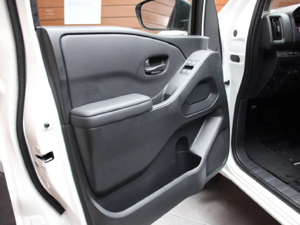 New 2027 Glacier White Nissan King Cab® S image 11