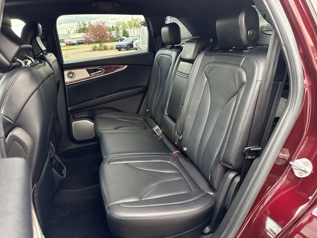 Used 2018 Burgundy Velvet Metallic Tinted Clearcoat Lincoln Reserve image 32