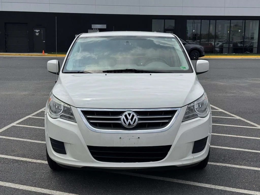 Used 2010 White Volkswagen SE image 8