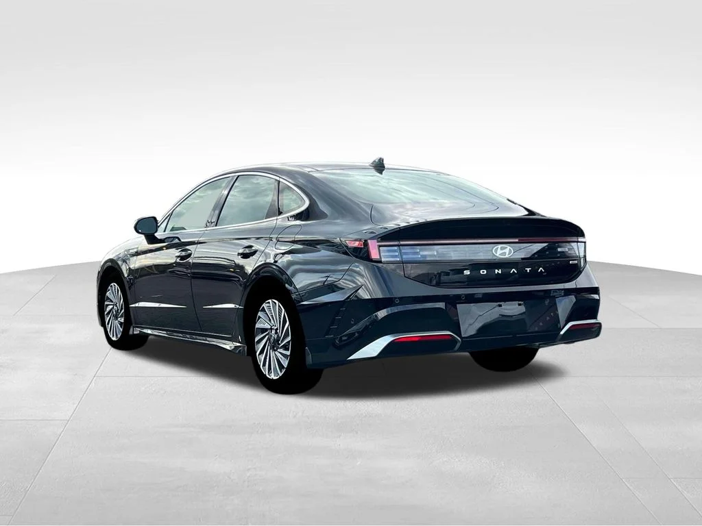 Used 2025 Black Hyundai Limited image 5
