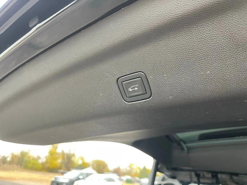 Used 2021  Chevrolet High Country image 35