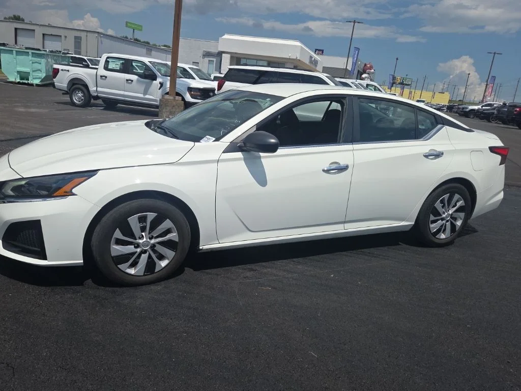 Used 2025 White Nissan 2.5 S image 4