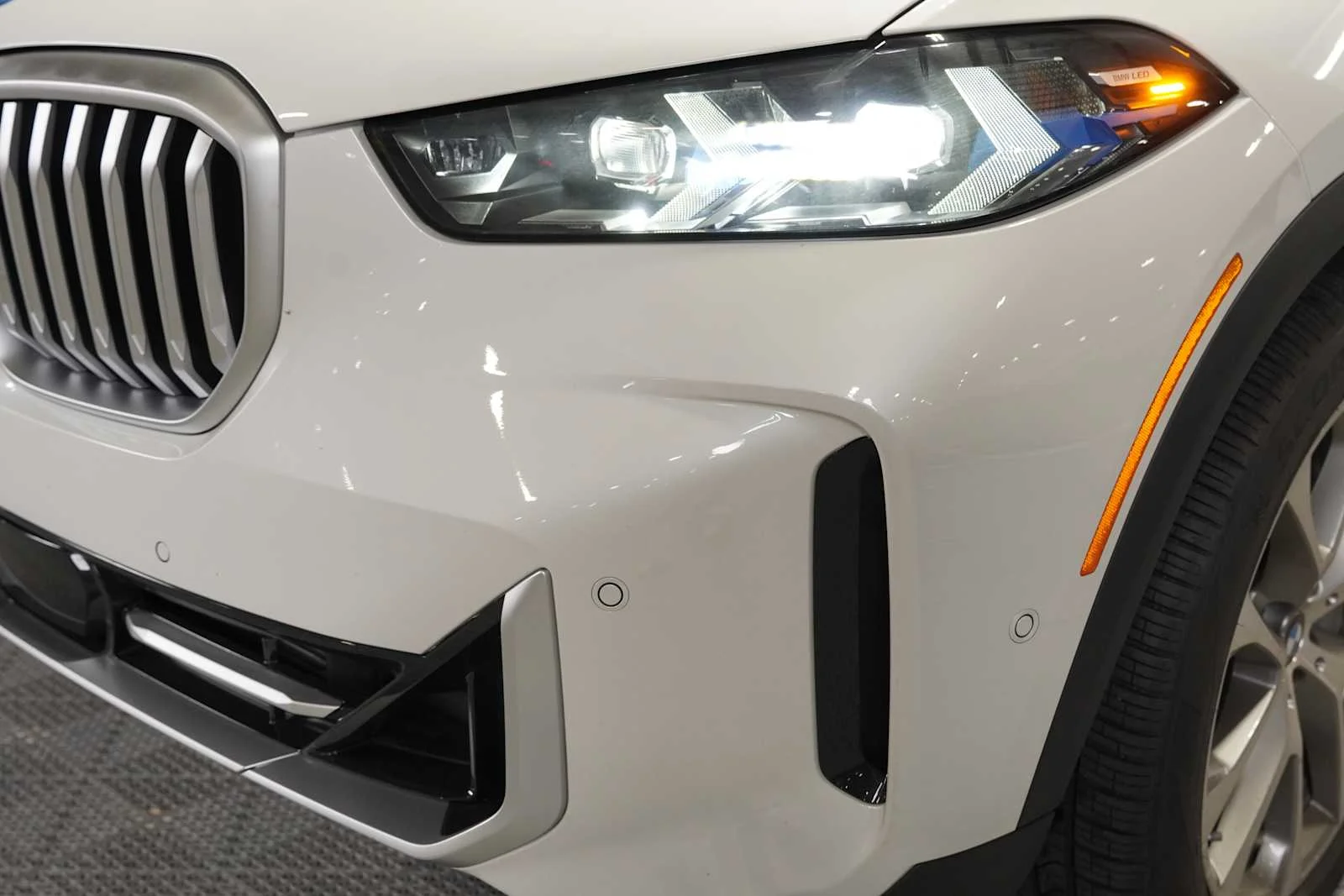 Used 2026 Mineral White Metallic BMW xDrive50e image 5