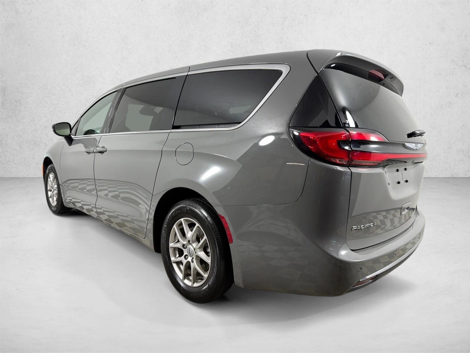 Used 2025 Ceramic Gray Clearcoat Chrysler Select image 5