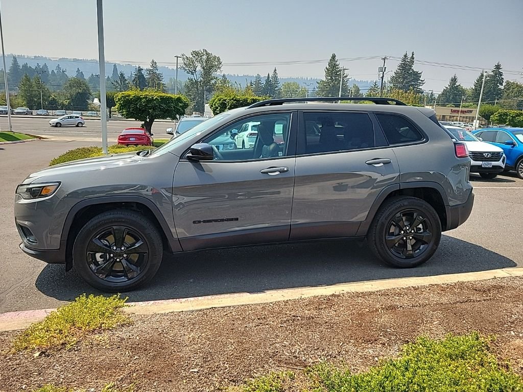 Used 2023 Gray Jeep Altitude image 2
