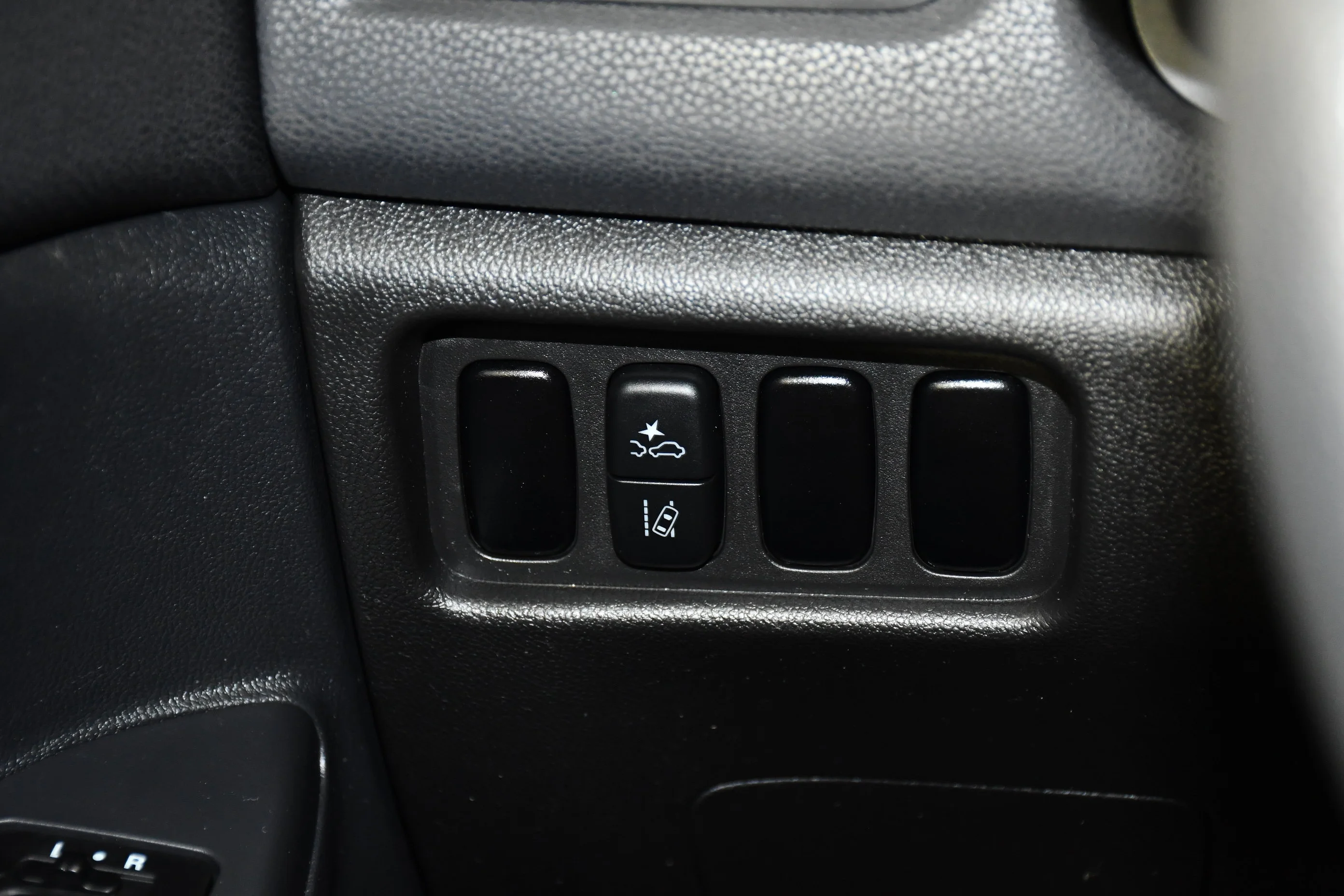 Used 2022 White Diamond Mitsubishi ES image 34