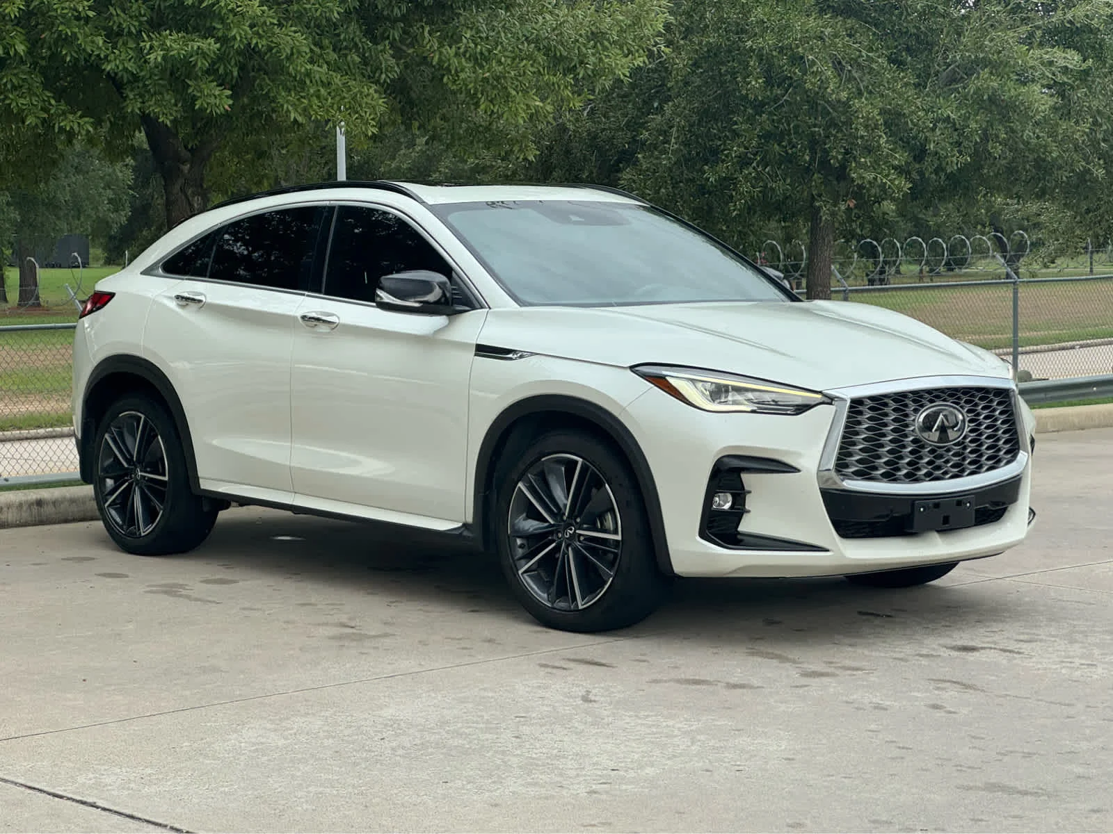 Certified Used 2023 Majestic White INFINITI LUXE image 4